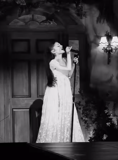 Ariana Grande Hypes Up Chicago Show With Sweet Message to Fans