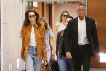 Celebrity-inspired summer airport outfits featuring relaxed denim, wide-leg trousers, dresses, tailored layes and practical travel accessories.