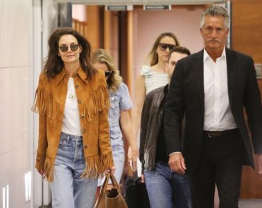 Celebrity-inspired summer airport outfits featuring relaxed denim, wide-leg trousers, dresses, tailored layes and practical travel accessories.