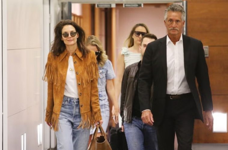 Celebrity-inspired summer airport outfits featuring relaxed denim, wide-leg trousers, dresses, tailored layes and practical travel accessories.