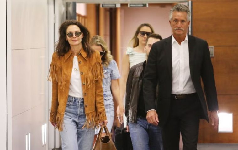 Celebrity-inspired summer airport outfits featuring relaxed denim, wide-leg trousers, dresses, tailored layes and practical travel accessories.